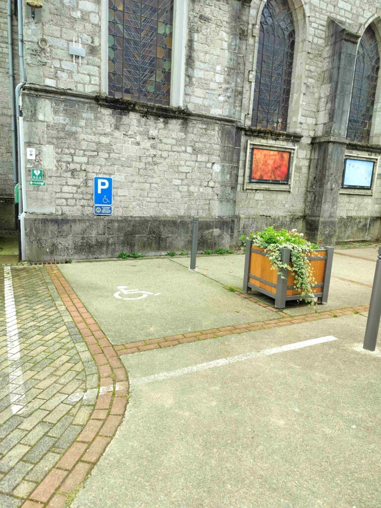 Vue de la place de parking PMR au pied de l'église à Redu