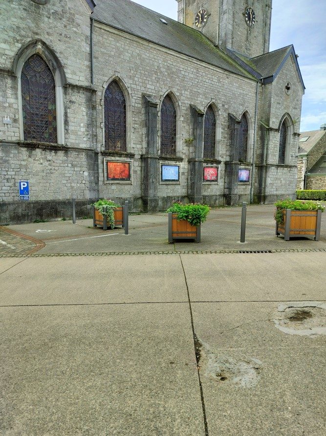 Vue de la place de parking PMR au pied de l'église à Redu